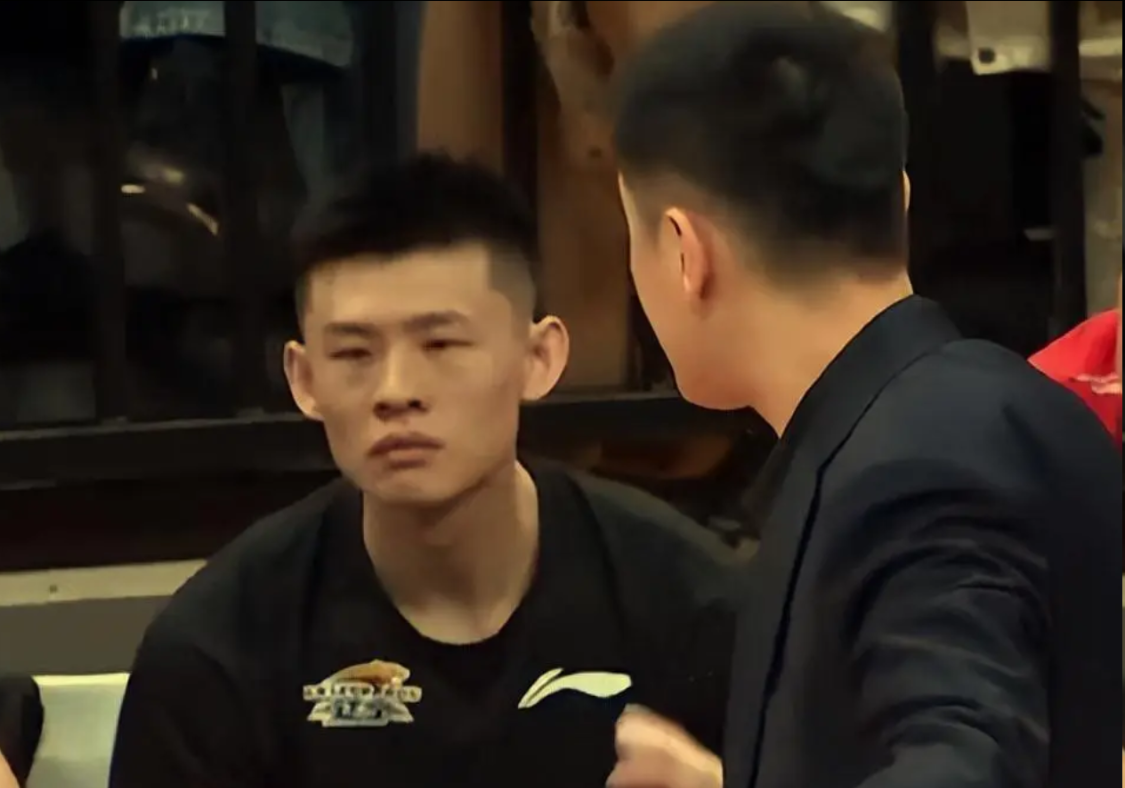 华体会官方网站-郭艾伦就换个他？赵继伟回归他又遭弃用，全队赢7分他5中2在场-6