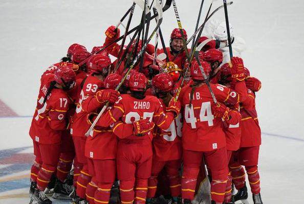 华体会主页-【夜读】黄健翔：看看女足，男足就是砸锅的