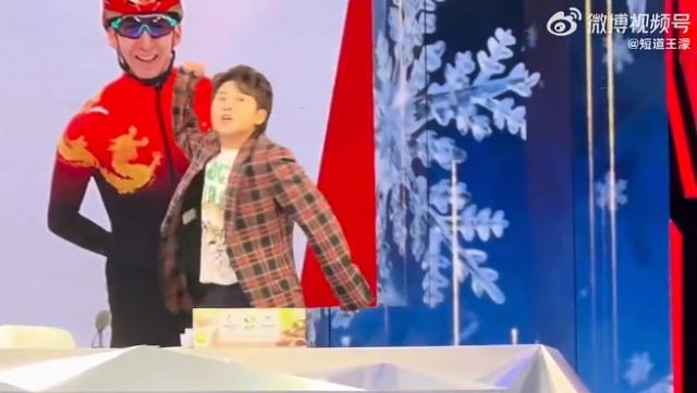 华体会主页-【夜读】黄健翔：看看女足，男足就是砸锅的