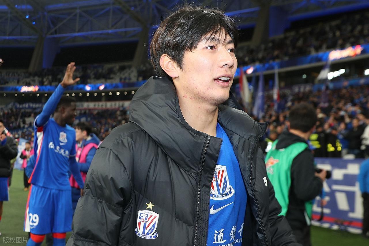 申花1比1战平浙江队，杨皓宇赛后被球迷质疑，直言他以后别上了