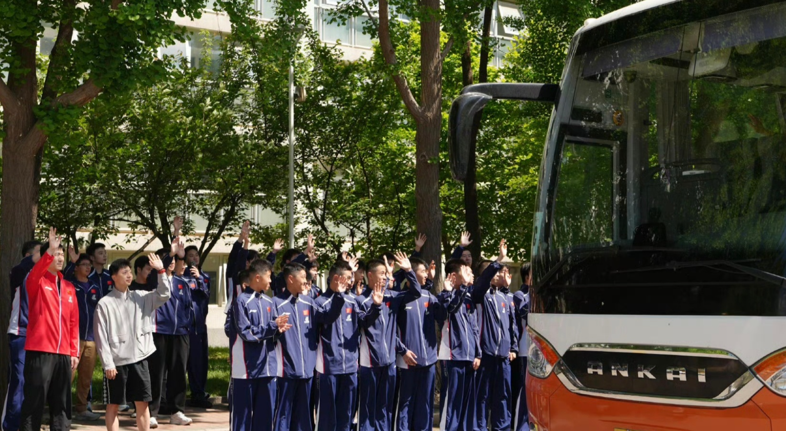 华体会主页-马龙送别国乒！温瑞博依旧随队当陪练 周雨盼向周2人为王楚钦分忧